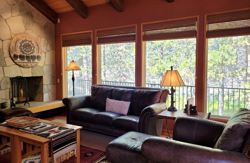 Sunriver House | Meadows Hideaway with Hot Tub, A/C & Scenic Deck