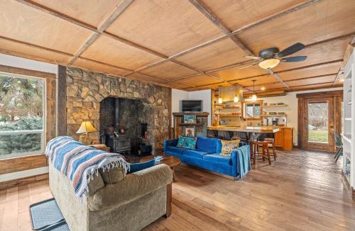 New Meadows House | Meadows Valley Retreat - Rustic charm, Huge fenced yard, walk to dining, bar, and coffee