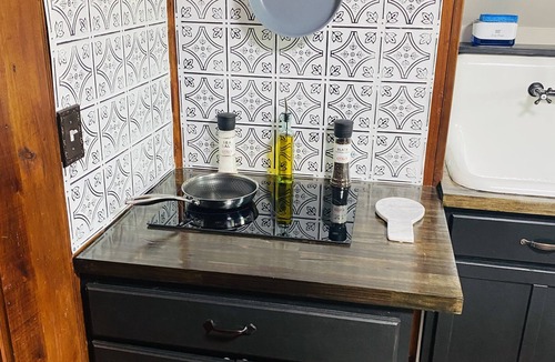 Hillsboro House | Meadowview Guest House -Couple's Hot Tub Getaway-1 Bedroom Studio