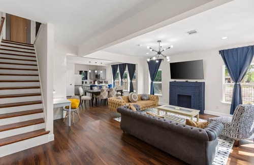 South Central Houston House | Med Center 5BR Duplex | Gated, Near NRG, TMC