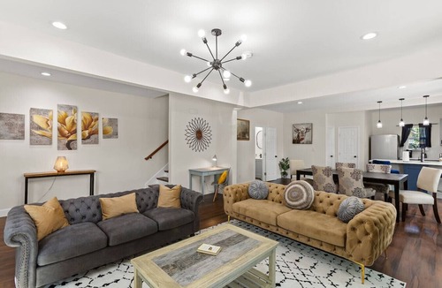 South Central Houston House | Med Center 5BR Duplex | Gated, Near NRG, TMC
