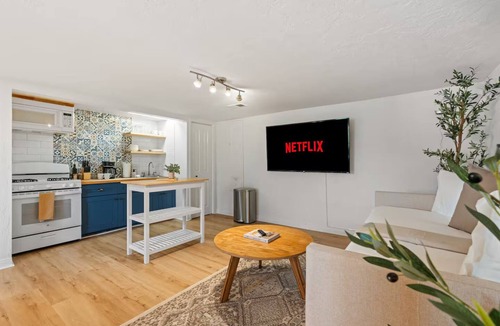 Mount Helix Cottage | Mediterranean-inspired 1BR Guesthouse - Full Kitchen, Workspace & Garden