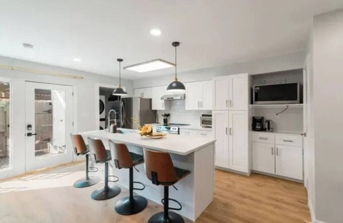 Spring Branch West House | Memorial Townhome with Pool Access, Sleeps 8
