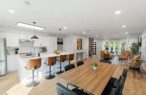 Spring Branch West House | Memorial Townhome with Pool Access, Sleeps 8
