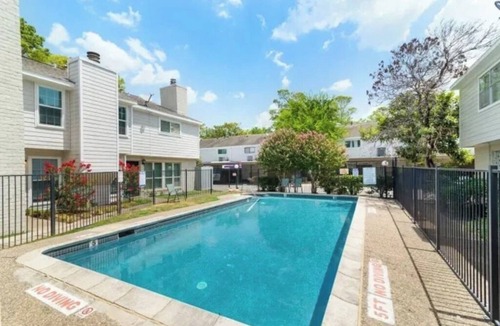 Spring Branch West House | Memorial Townhome with Pool Access, Sleeps 8