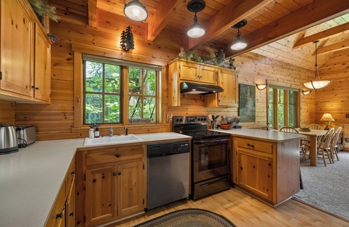 Camp Sherman Cabin | Metolius River Resort Cabin 4 Luxurious cabin on the Metolius River w/fireplace