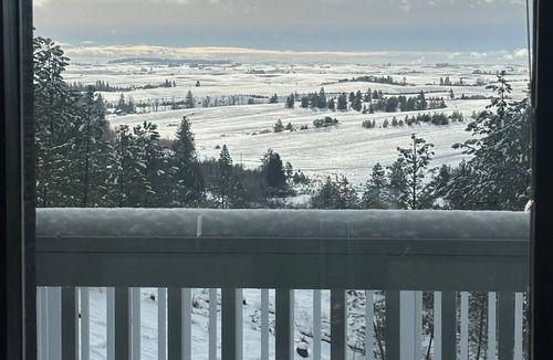 Mica House | Mica Peak Escape 50 Mile View over The “Palouse Scenic Byway”25 min of CDA Idaho