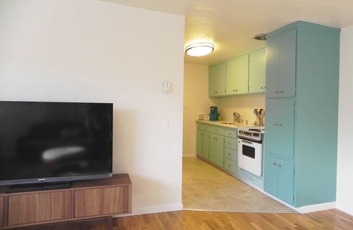 South Hills Apartment | Mid-Century Mod 2-Bdrm Apartment/2 Miles to UO/Near Restaurants & Shops