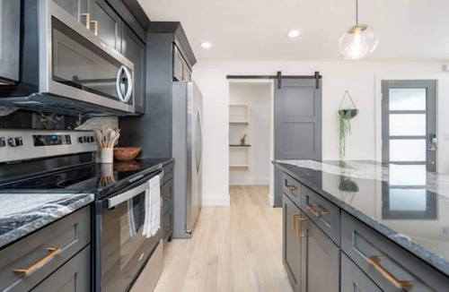 Veterans Park House | Mid Century Modern + 5min to Downtown + Walk to River + Hot Tub + Dog Friendly