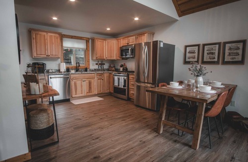 Riggins Cabin | Mid-century modern cowboy retreat with a 35-ft. deck on the Salmon River.