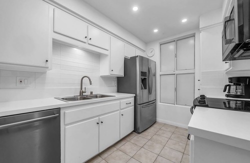Wilshire Montana Condo | Mid Century North of Wilshire, 1 block to Montana Ave!