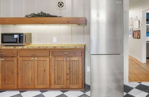 Clarksville House | Mid-Century Tarrytown Magic - Cowboy Pool + Game Lounge - Walk to Coffee & Tacos