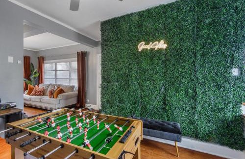 Vollintine-Evergreen House | Midtown Retreat, 4mi to Downtown & Large Private Deck