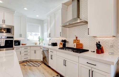 Midway House | Midway to Heaven! BRAND NEW 5 bed 4.5 bath, HOTTUB