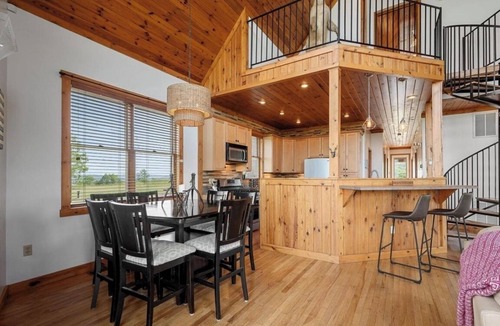 South Fork Cabin | Mighty Wind-mountaintop views Lost River chalet