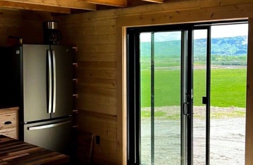 Babb Cabin | Miista'k Mountain Cabin - Modern Cabin - 15 Min to Glacier East Entrance