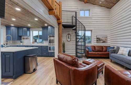 St. Charles Cabin | Mini Cabins Lodge-Hot Tub! AC! Arcades! Air Hockey and Foosball!