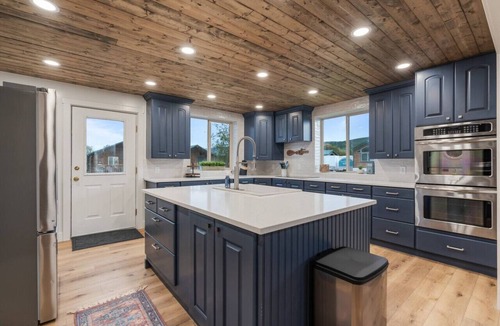 St. Charles Cabin | Mini Cabins Lodge-Hot Tub! AC! Arcades! Air Hockey and Foosball!