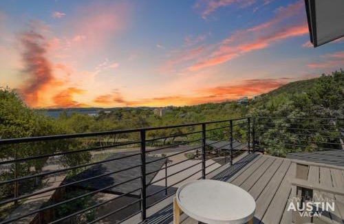 Comanche Trail House | Mins to Lake Travis and The Oasis 1BR 1 5BA Chic Retreat w Views by Austin Vacay