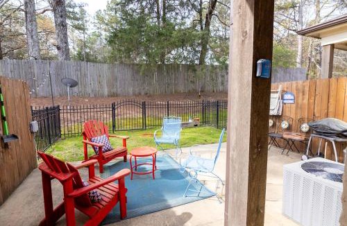 Oxford House | Mins to Ole Miss Private Yard Communal Pool Grill