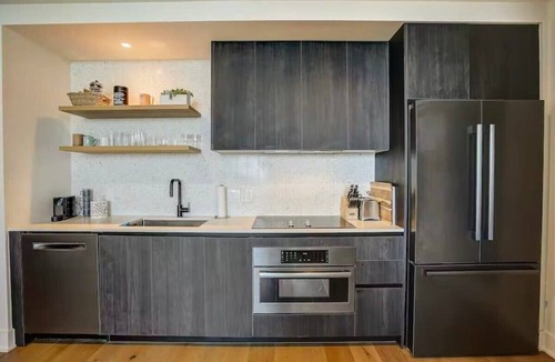 Rainey Street Historic District Condo | Mins to Rainey St | Heated Pool | Gym | Fireworks
