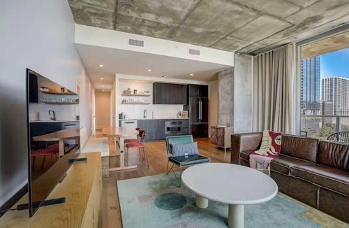 Rainey Street Historic District Condo | Mins to Rainey St | Heated Pool | Gym | Fireworks