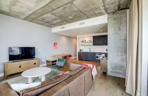 Rainey Street Historic District Condo | Mins to Rainey St | Heated Pool | Gym | Fireworks