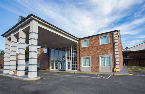 Sheffield Park Apartment | Mins to Uptown*Hospitals*Stadiums*Arenas & Museums
