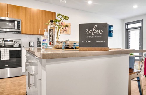 Downtown Apartment | Mins➞Downtown/Med District★ Fully Stocked★24hr Gym★2Bds★2TVs