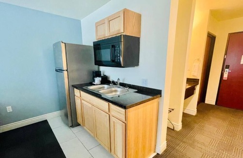Cuero House | Minutes from Cuero Municipal Golf Course! Unit w/ Kitchenette, FREE Parking!