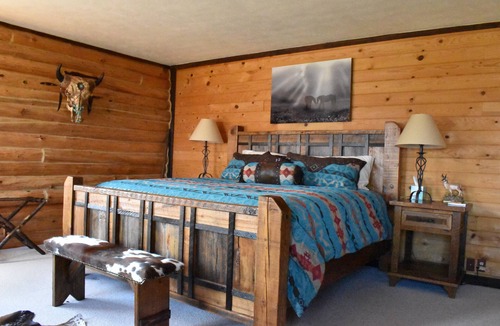Emigrant Cabin | Minutes from Yellowstone