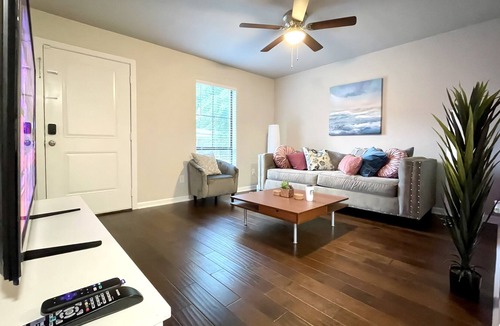 Spring Branch Central Apartment | 🤩 Minutes to CITY CENTRE & Galleria
