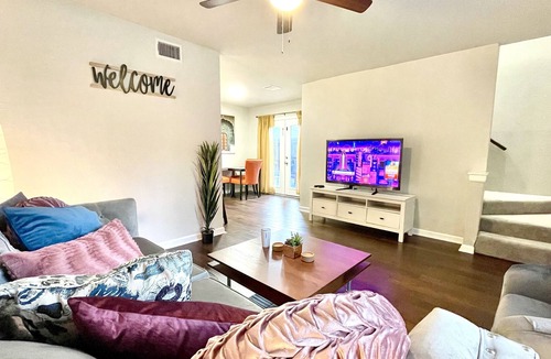 Spring Branch Central Apartment | 🤩 Minutes to CITY CENTRE & Galleria