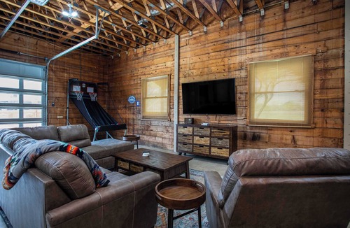Fredericksburg House | Minutes to Wineries, King Beds, Game Room, Kitchen
