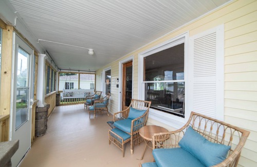 Bryant House | Mississippi Hideaway- Beautiful River Views! Relax & Unwind in this Cozy 3 Bdrm.