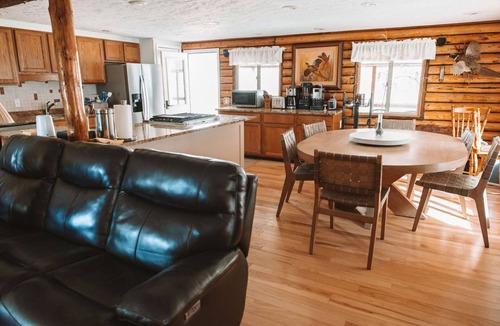 Cascade House | Missouri River Getaway- Riverfront