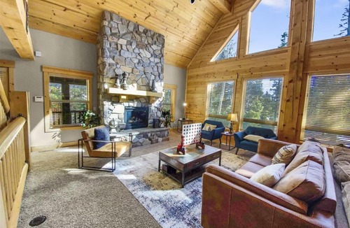 Meadow View Heights House | Moccasin Lodge