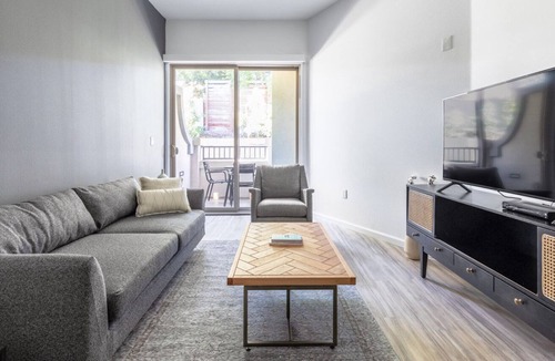 Westchester Apartment | Mod Westchester 1BR w/ Gym, Pool, nr. beach & LAX, by Blueground