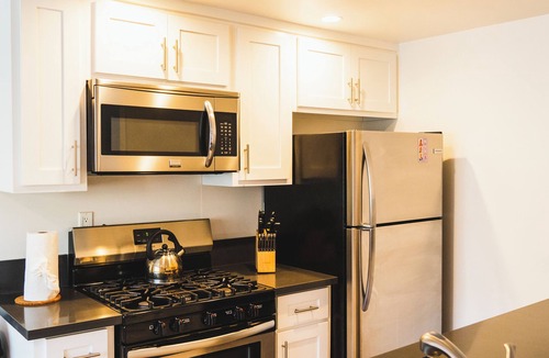 Wilshire Center Apartment | Modern 1-Bedroom Retreat in Hollywood Area w/Parking Near Downtown LA