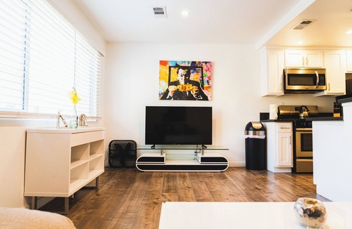 Wilshire Center Apartment | Modern 1-Bedroom Retreat in Hollywood Area w/Parking Near Downtown LA
