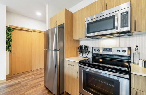 Downtown Apartment | Modern 1BR 1BA+Den!| Redmond| Fit for Long Stays-4