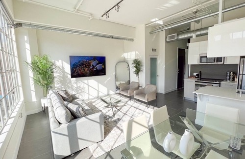 Downtown Los Angeles Condo | Modern 1BR/1BA Loft in DTLA w Rooftop pool, jacuzzi, and Cabanas - Free Parking!
