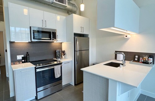 Downtown Los Angeles Condo | Modern 1BR/1BA Loft in DTLA w Rooftop pool, jacuzzi, and Cabanas - Free Parking!