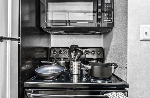 Brentwood Apartment | Modern 1BR Retreat | Pool | 10 Minutes to Austin