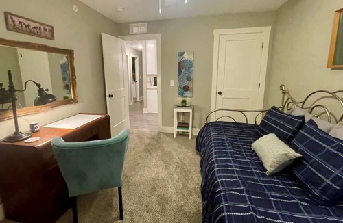 Bettendorf Condo | Modern 2 bed condo with office and King size bed !