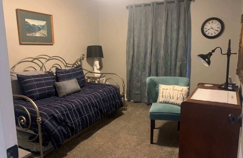 Bettendorf Condo | Modern 2 bed condo with office and King size bed !