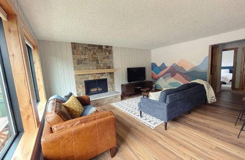 Warm Springs Apartment | Modern 2 Bedroom condo with pool and amazing view! Close to ski lifts & downtown!