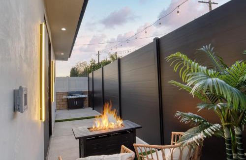 Northridge House | Modern 2 BR, 2BA, EV Charger, 2 King Beds, Fire Pit, BBQ, Near Universal