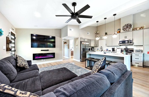 Fair Oaks House | Modern 2BR near American River: fire pit, hilltop views, sleeps 5