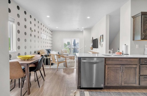 Washburn House | Modern 3 Bed/3.5 Bath Townhome Near Lost Island Water/Theme Park